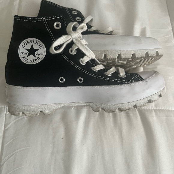Chuck Taylor All Star Lugged Canvas Women’s Hightop - Picture 4 of 4